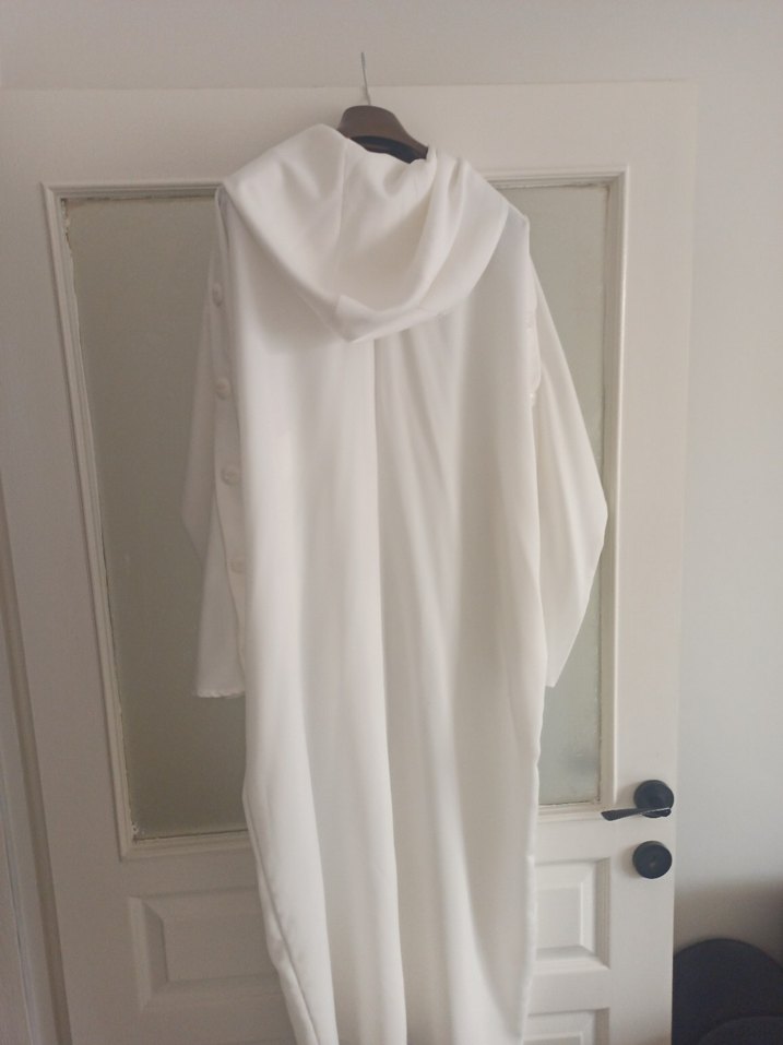 Düğmeli Beyaz Uzun Kadın Kap - Görsel 4