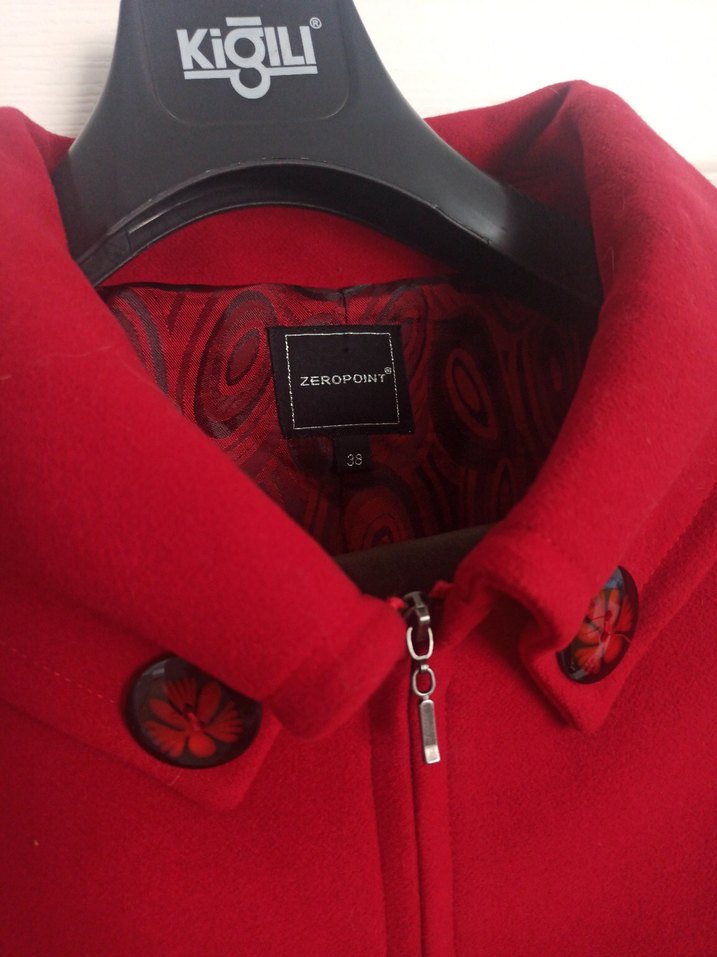 Kırmızı Düğmeli Kısa Kadın kaban - Görsel 2