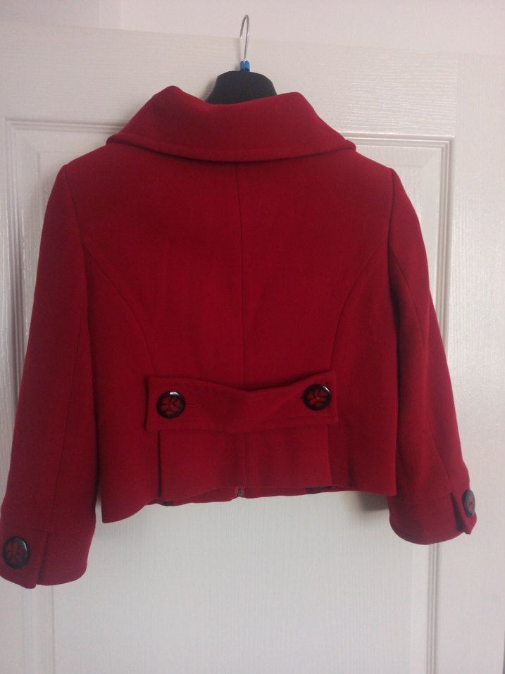 Kırmızı Düğmeli Kısa Kadın kaban - Görsel 3