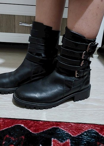 ZARA Tokalı Siyah Deri Gotik Kadın Bot