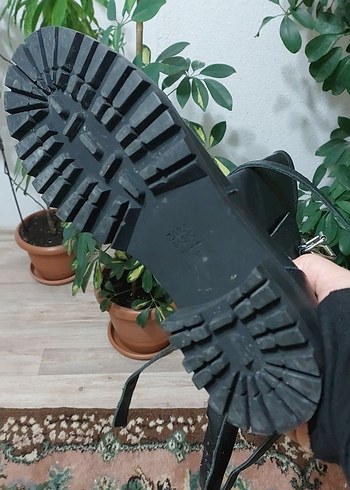 ZARA Tokalı Siyah Deri Gotik Kadın Bot