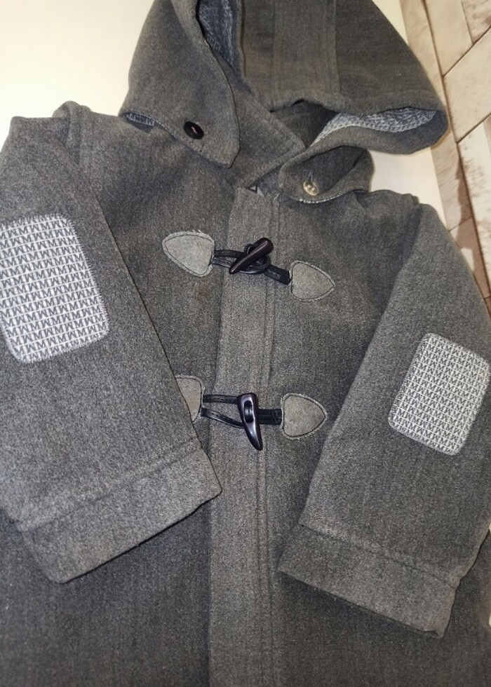 3 yaş çocuk kaban şık duruyor  - Görsel 3