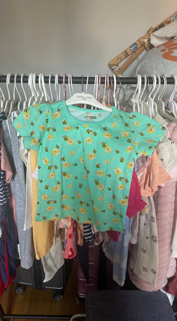 Kız Çocuk Yeşil Arı Desenli Kısa Kollu Tişört - Görsel 2