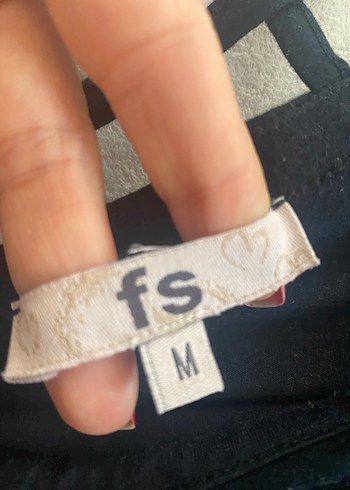 V Yaka Siyah Tişört - Görsel 2