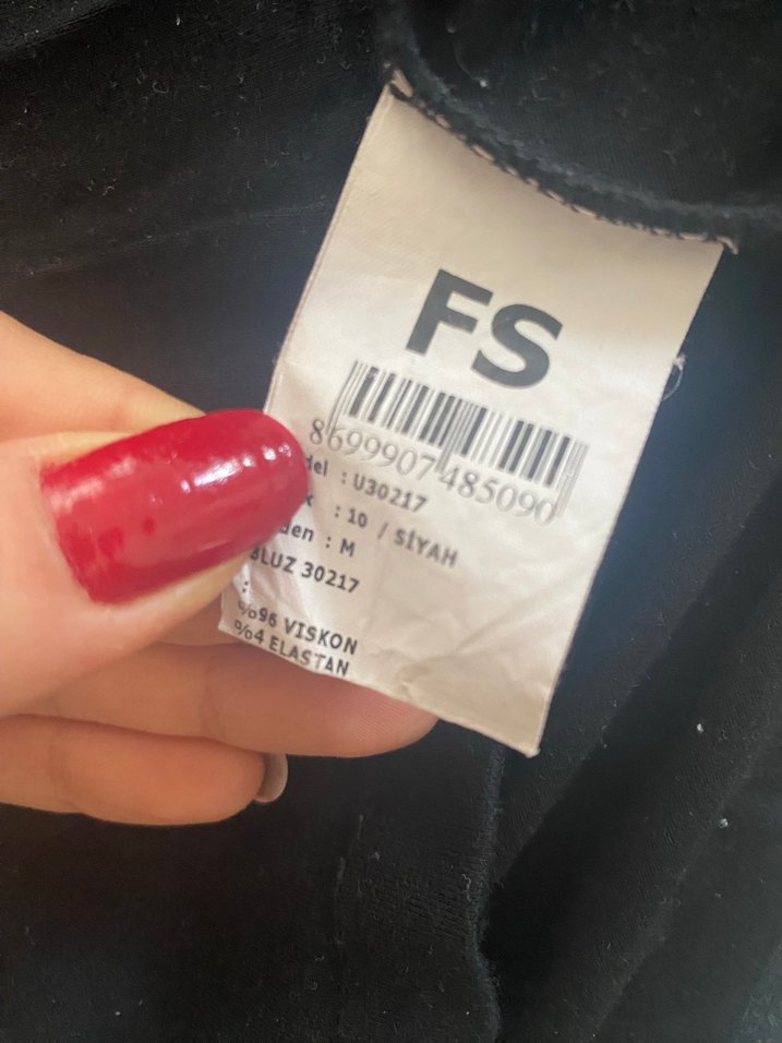 V Yaka Siyah Tişört - Görsel 4