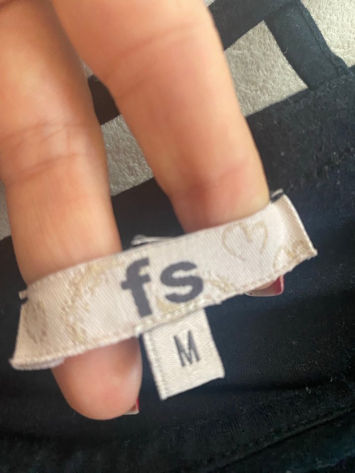 V Yaka Siyah Tişört - Görsel 2