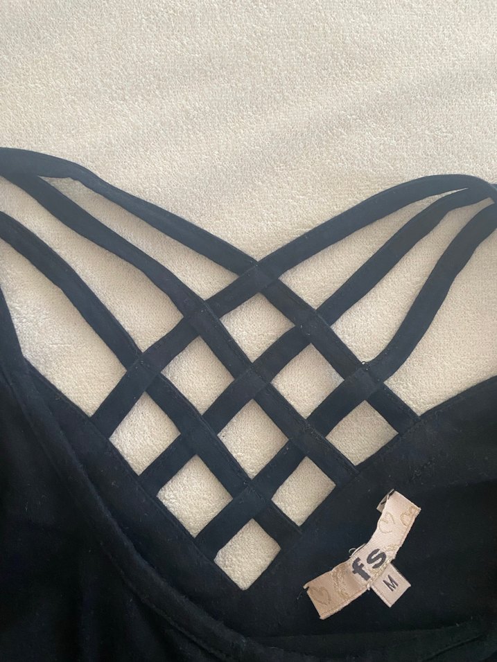 V Yaka Siyah Tişört - Görsel 3