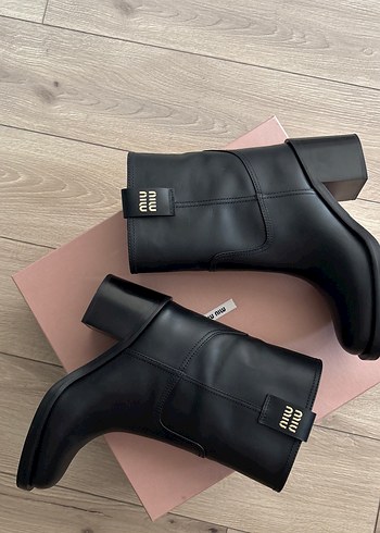 Miu Miu bot siyah