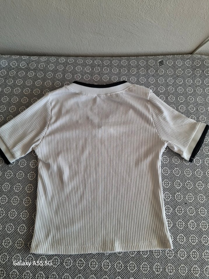 V Yaka Kısa Kollu Beyaz Kadın Tişört - Görsel 2