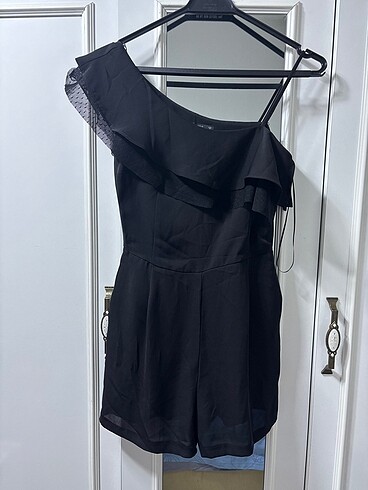 Zara tek omuzdan askılı şort elbise