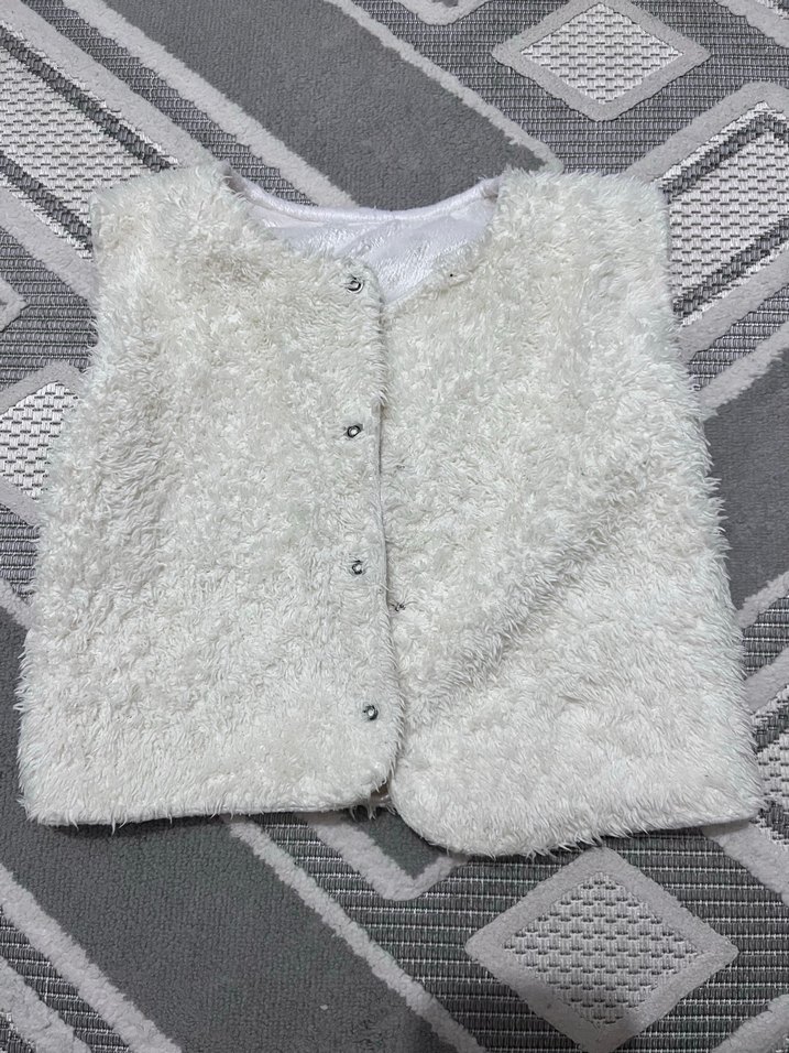 Düğmeli Kız Çocuk Beyaz Nakışlı Yelek - Görsel 2