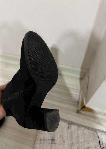 Siyah Tokalı Kadın Bot - Görsel 3