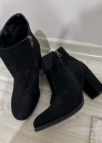 Siyah Tokalı Kadın Bot - Görsel 2