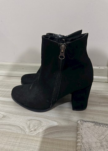 Siyah Tokalı Kadın Bot - Görsel 4