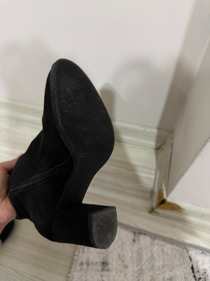 Siyah Tokalı Kadın Bot - Görsel 3