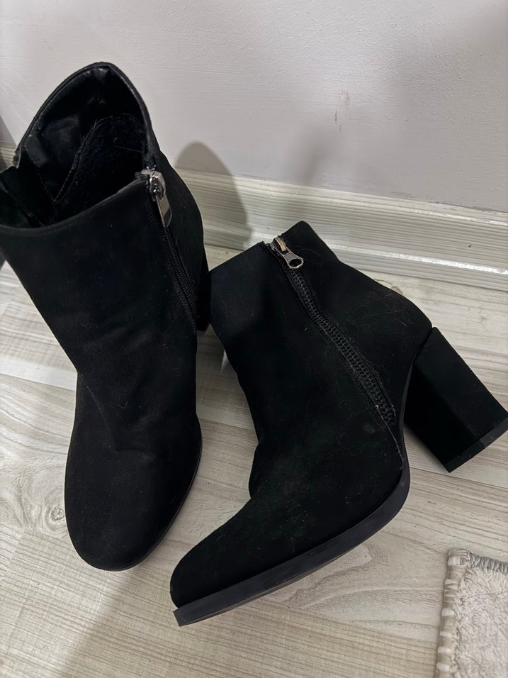 Siyah Tokalı Kadın Bot - Görsel 2