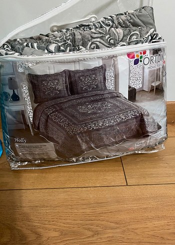 Gri İşlemeli Yatak Örtüsü - Görsel 3