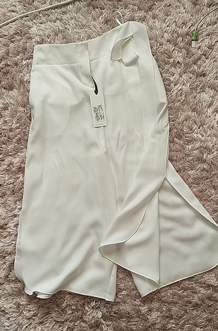 İpekyol iki yandan yırtmaçlı salaş beyaz pantolon