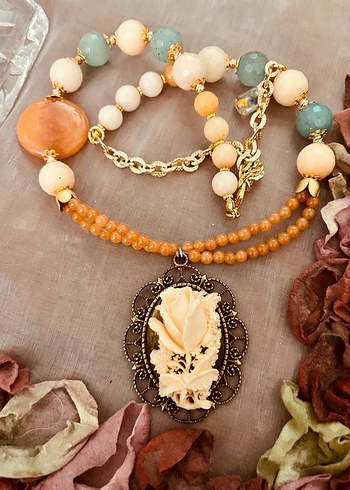 Bej Çiçekli Uzun Boncuklu Bohem Kolye - Görsel 2