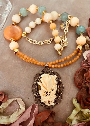 Bej Çiçekli Uzun Boncuklu Bohem Kolye - Görsel 3