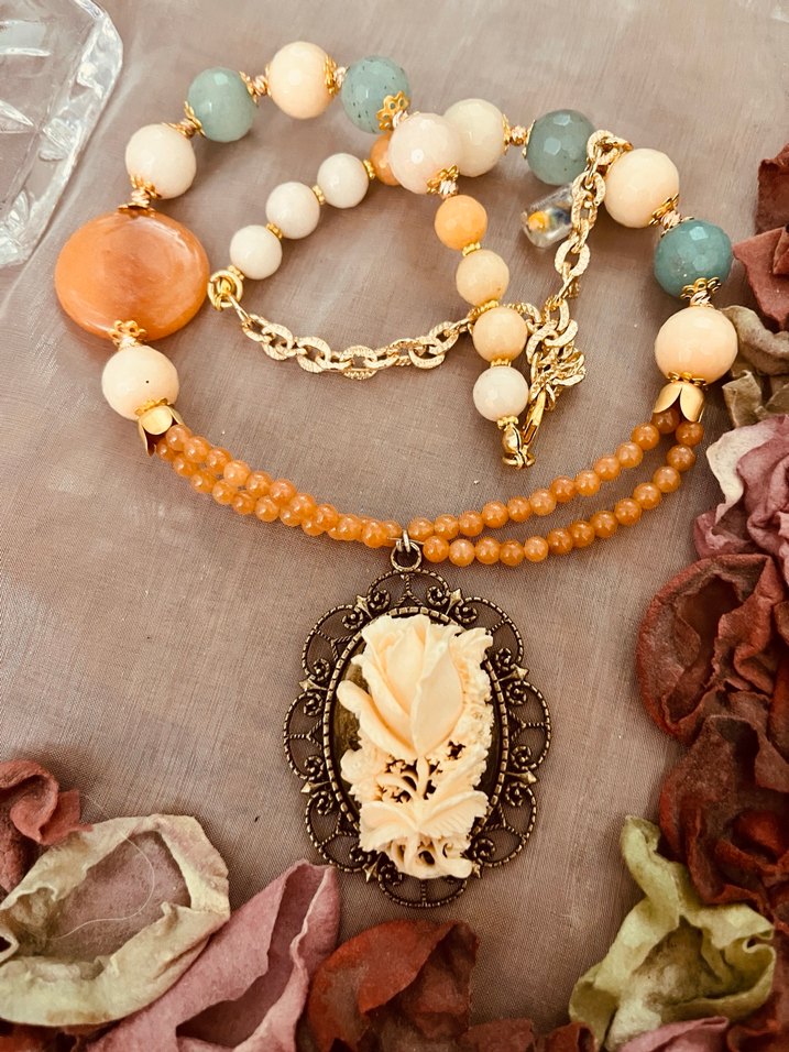 Bej Çiçekli Uzun Boncuklu Bohem Kolye - Görsel 2