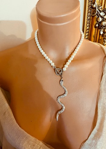 Beyaz Boncuklu Yılan Figürlü Midi Kolye - Görsel 2