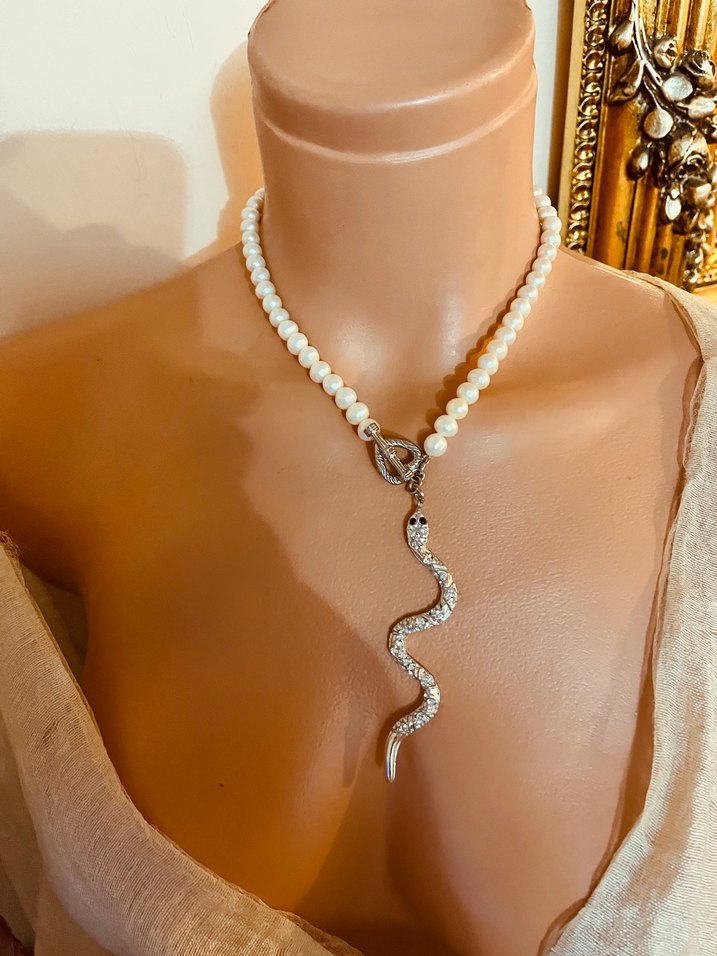 Beyaz Boncuklu Yılan Figürlü Midi Kolye - Görsel 3