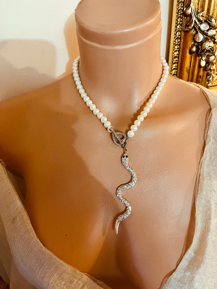 Beyaz Boncuklu Yılan Figürlü Midi Kolye - Görsel 2