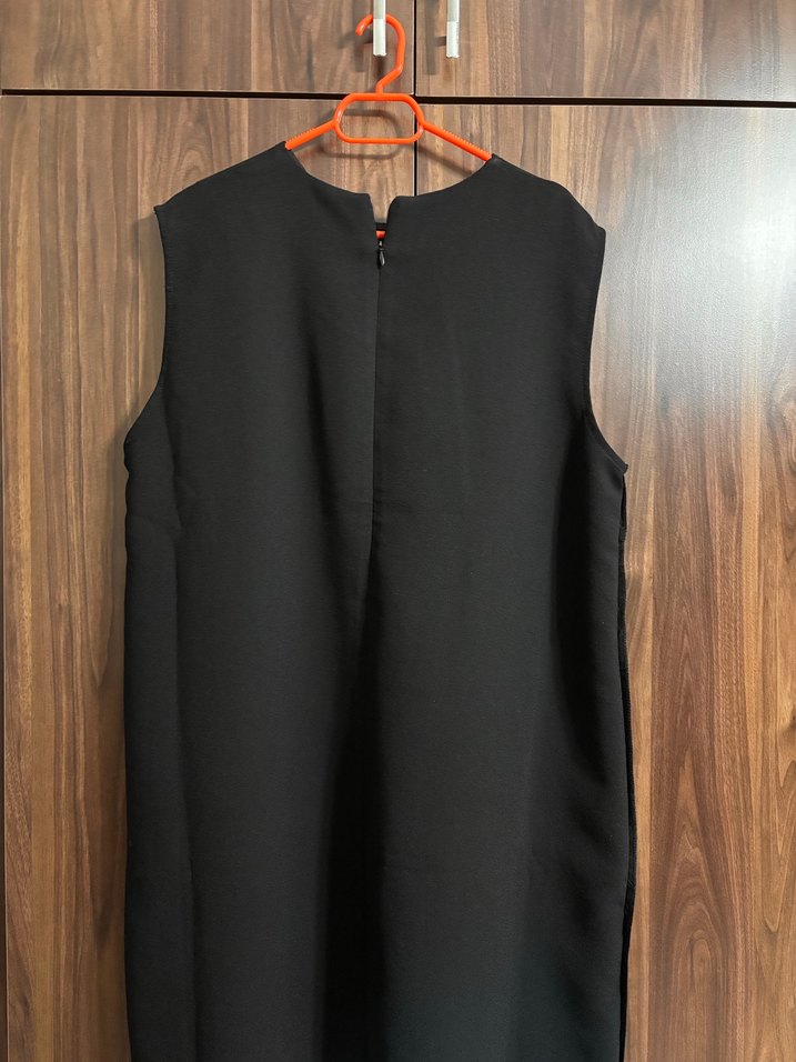 Siyah Yüksek Yakalı Kolsuz Mini Elbise - Görsel 4