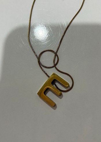 Altın Renkli Zincir Detaylı 'E' Harfi Kolye - Görsel 3