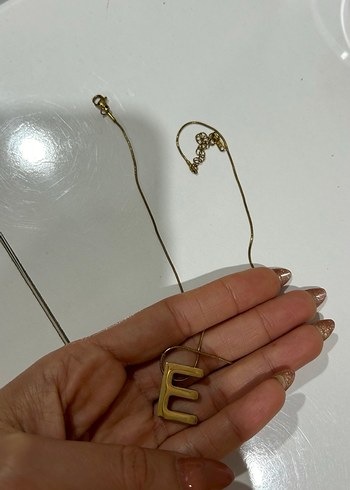 Altın Renkli Zincir Detaylı 'E' Harfi Kolye - Görsel 4