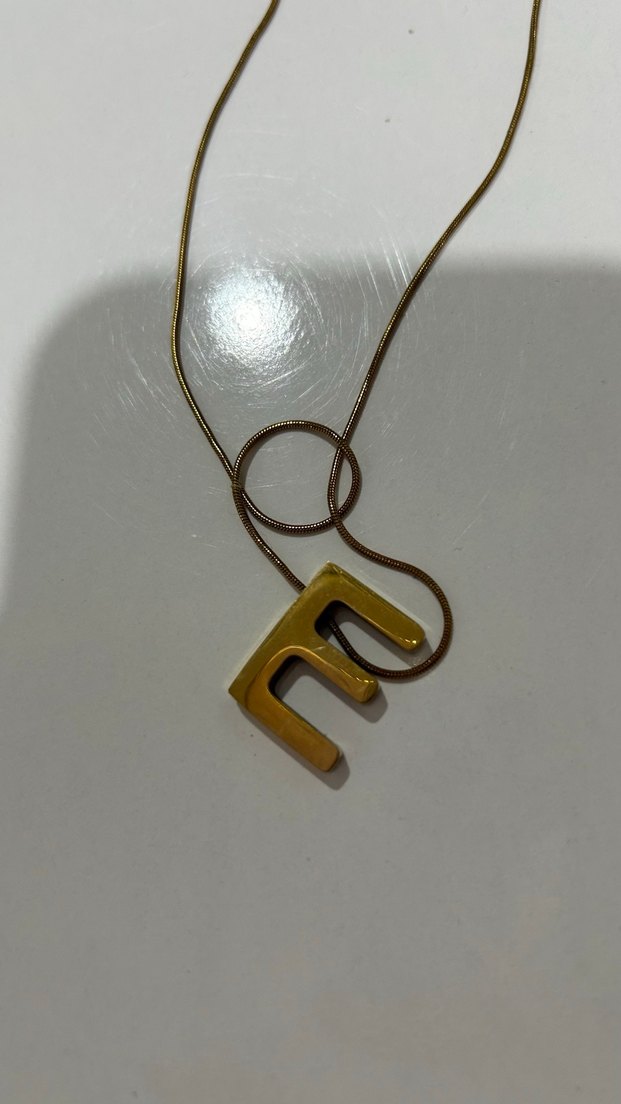 Altın Renkli Zincir Detaylı 'E' Harfi Kolye - Görsel 3