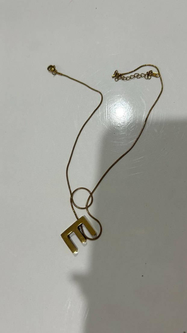 Altın Renkli Zincir Detaylı 'E' Harfi Kolye - Görsel 2