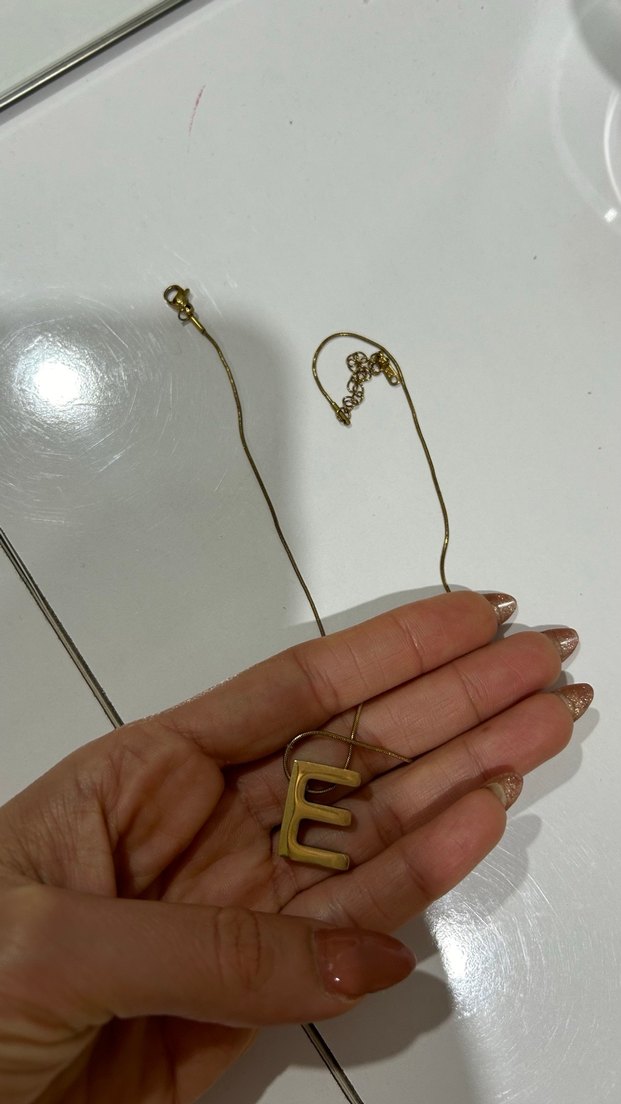 Altın Renkli Zincir Detaylı 'E' Harfi Kolye - Görsel 4