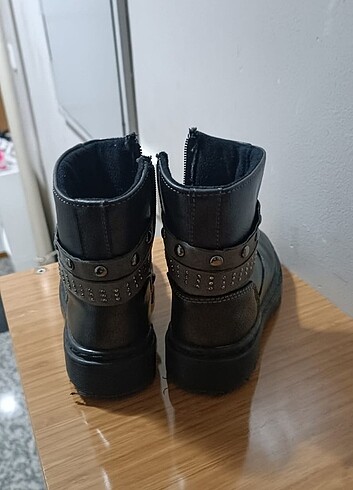 LC Waikiki Lcw Gri Taşlı Kız Çocuk Çizme