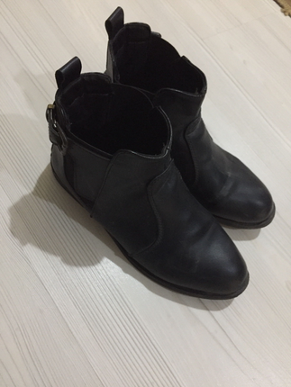 LC Waikiki Siyah kısa bot