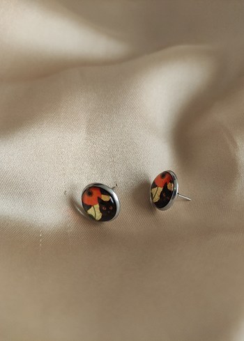 Kahverengi Çiçek Desenli Düğme Küpe - Görsel 2