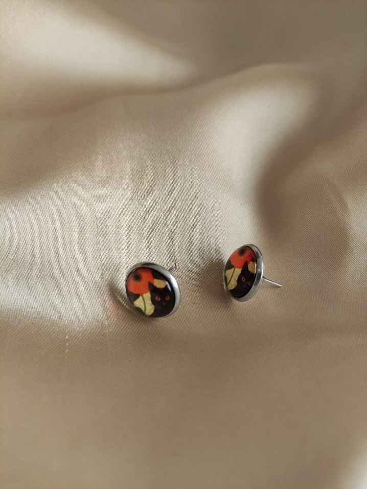 Kahverengi Çiçek Desenli Düğme Küpe - Görsel 2