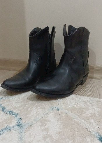 Siyah Deri Kadın Siyah Kemerli Topuklu Bot