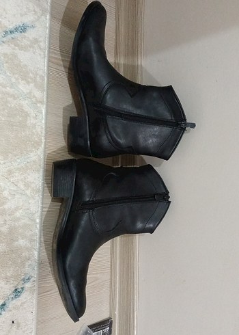 37 Beden Siyah Deri Kadın Siyah Kemerli Topuklu Bot