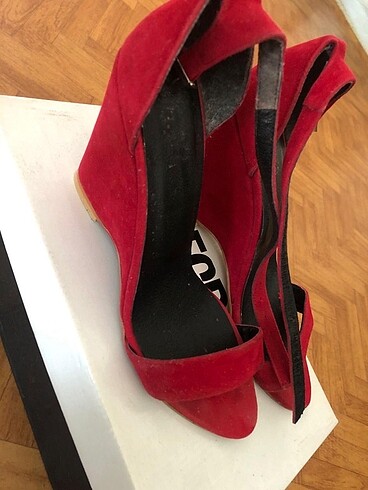 Kırmızı dolgu taban ayakkabı