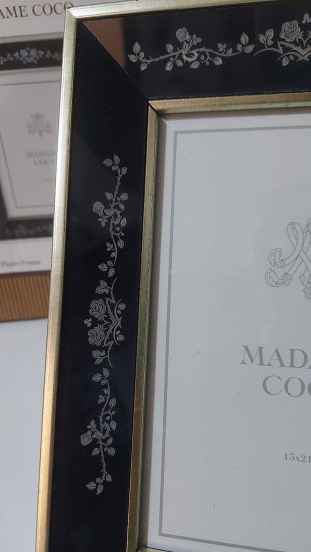 Madame Coco Siyah Altın Çiçekli Fotoğraf Çerçevesi — görsel 3/4