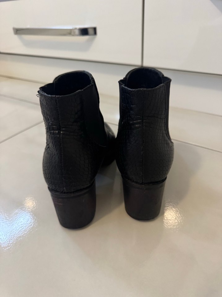 Siyah Deri Tokalı Blok Topuklu Kadın Bot - Görsel 4