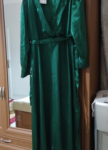 42 Beden yeşil Renk Saten elbise 