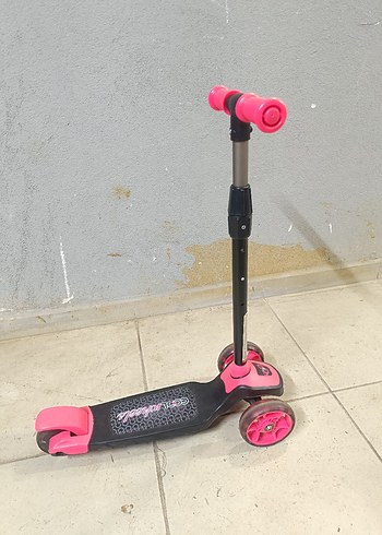 Kırmızı Çocuk Scooter'ı LED Işıklı - Görsel 3