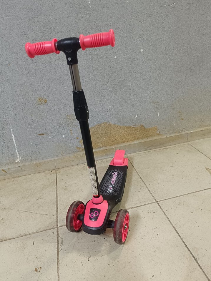 Kırmızı Çocuk Scooter'ı LED Işıklı - Görsel 4