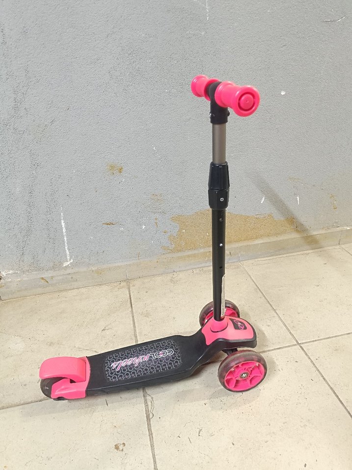 Kırmızı Çocuk Scooter'ı LED Işıklı - Görsel 3