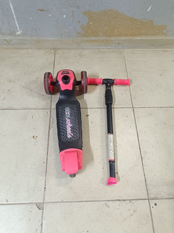 Kırmızı Çocuk Scooter'ı LED Işıklı - Görsel 5