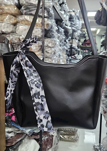 Bershka Siyah Deri Kemer Detaylı Kadın Çanta