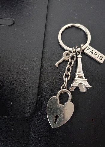 Siyah Parlak Zincir Detaylı Paris Temalı Anahtarlık - Görsel 3